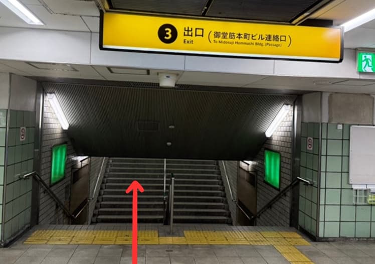 3番出口の階段を上がります。