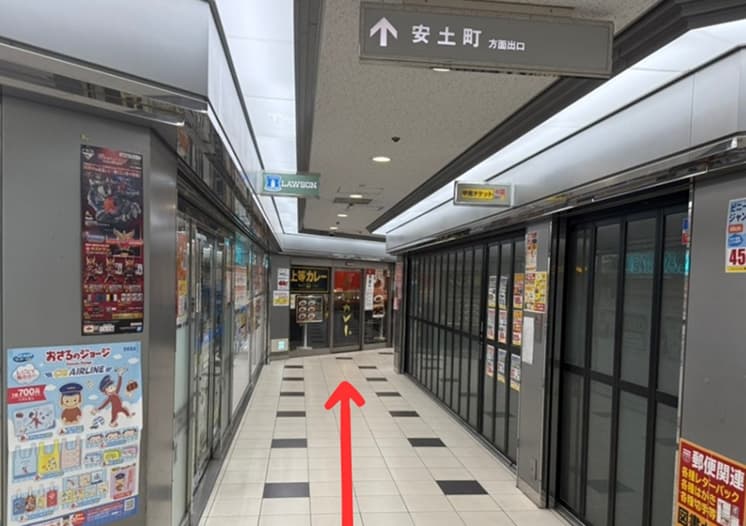 ローソンを左手に見て左折し、道なりに進みます。