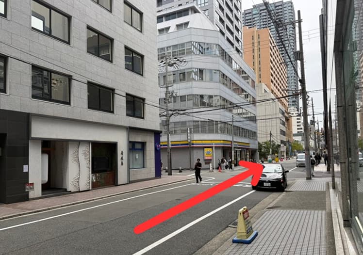 地上に出たら、コンビニの方向へまっすぐ進みます。