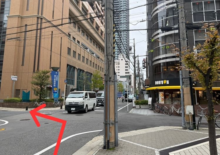 ドトールのある交差点を左に曲がります。