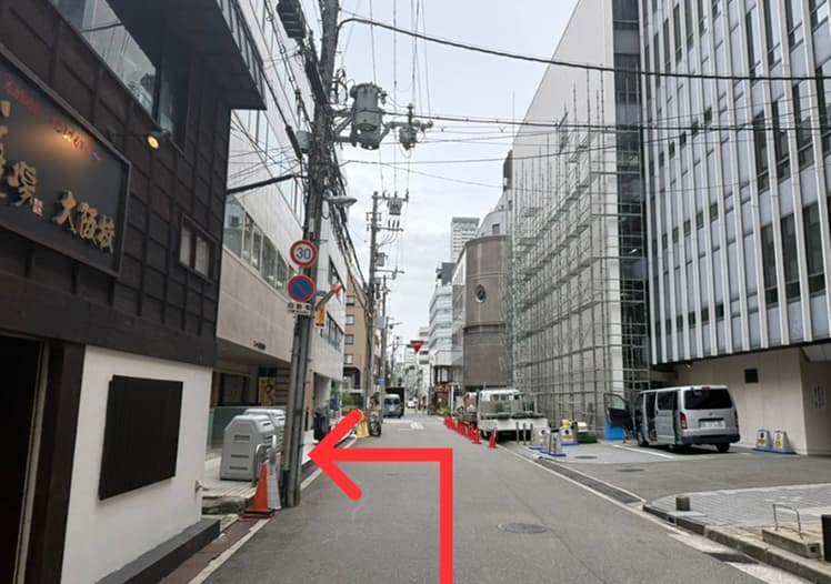 少し進むと、左手に当店がございます。